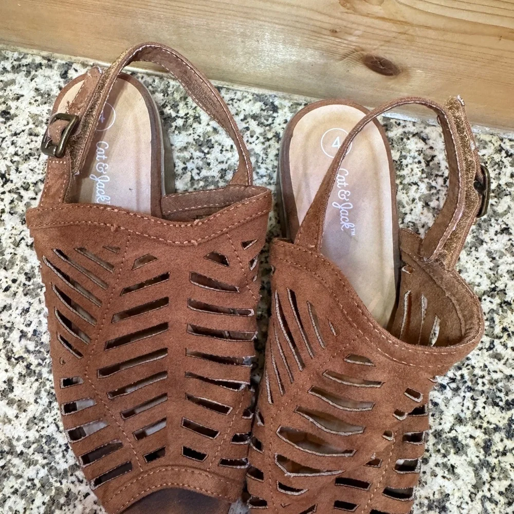 Cat & Jack Girls Cognac Brown Laser Cut Slingback Block Heel Sandals Size 4‎